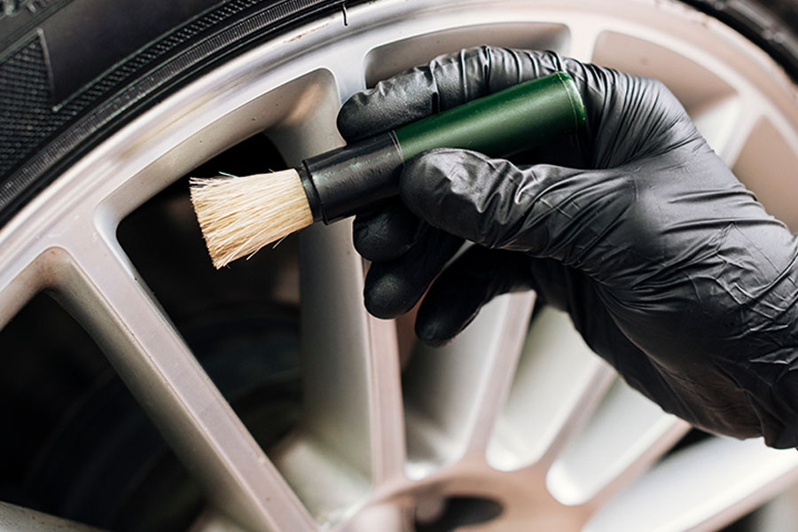 Reinigung und Pflege von PKW-Leichtmetallfelgen